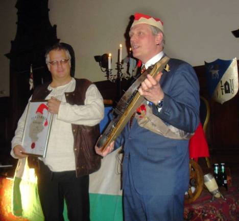 Per Bergvall emottager Jamtamots Hederspris �r 2010 ur br Storjamtens, tillika, br Heders-�H, Nyman hand
