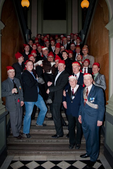 Gruppfoto i j�rntrappan, med Hederpristagaren, �vensom nyinvalde br jamten, Bergvall, som hissad Tyngst