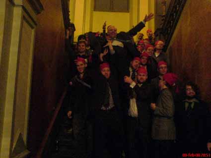 Gruppfoto i j�rntrappan